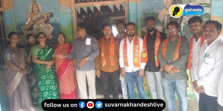 राष्ट्रीय बालिका दिवस : पाचोऱ्यात युवासेनातर्फे जिल्हा परिषद शाळेत खाऊचे वाटप