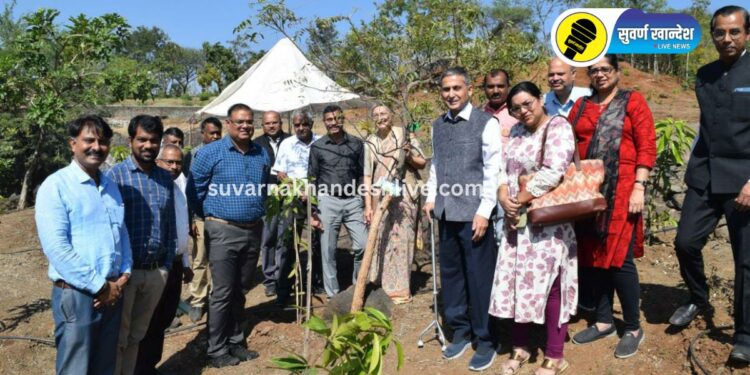 नाशिक : आरोग्य विद्यापीठ परिसरातील वृक्षांना जीओ टॅगींग व क्युआर कोड उपक्रमाचा शुभारंभ