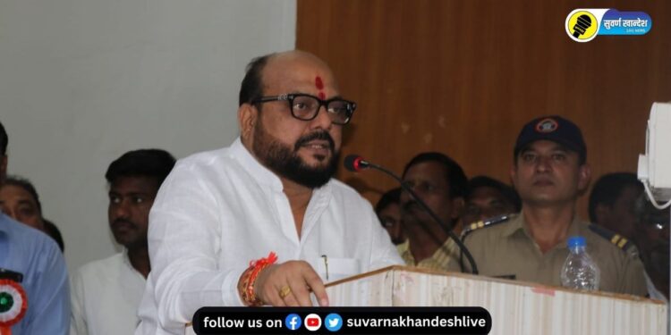 ग्रामसेवक व सरपंचांनी गावाच्या विकासासाठी पारदर्शकपणे काम करावे – मंत्री गुलाबराव पाटील