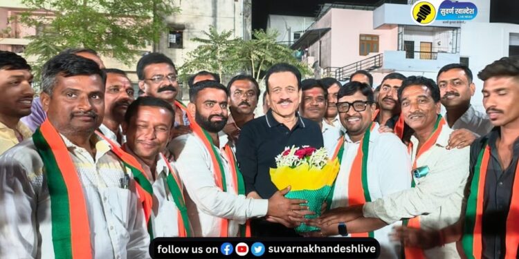 पाचोऱ्यात राष्ट्रवादीला धक्का, मंत्री गिरीश महाजनांच्या उपस्थितीत शेकडो पदाधिकाऱ्यांचा भाजपमध्ये प्रवेश