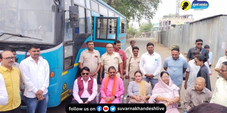 अक्कलकुवा : स्वातंत्र्याच्या 75 वर्षांनंतर पहिल्यांदाच गावात आली बस, गावकऱ्यांमध्ये उत्साहाचे वातावरण