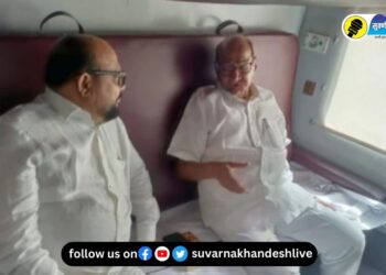 राष्ट्रवादी काँग्रेस पक्षाचे अध्यक्ष शरद पवार आणि मंत्री गुलाबराव पाटील रेल्वेप्रवास करताना.