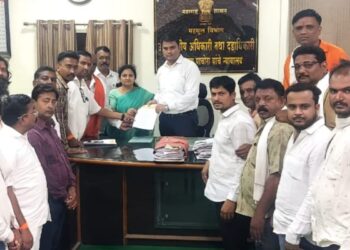 प्रांतधिकारी विक्रम बांदल यांना निवेदन देताना वैशाली सुर्यवंशी व पदाधिकारी