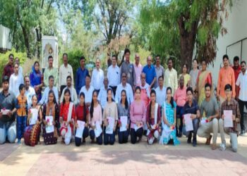 सन्मान सोहळ्यानंतर विद्यार्थी व शिक्षक