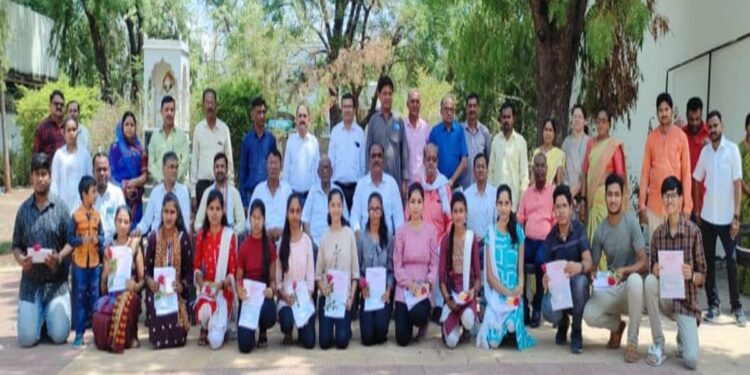 सन्मान सोहळ्यानंतर विद्यार्थी व शिक्षक