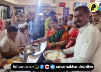 भाविकांना प्रसाद वाढताना मुख्यमंत्री एकनाथ शिंदे यांच्या पत्नी लता शिंदे.