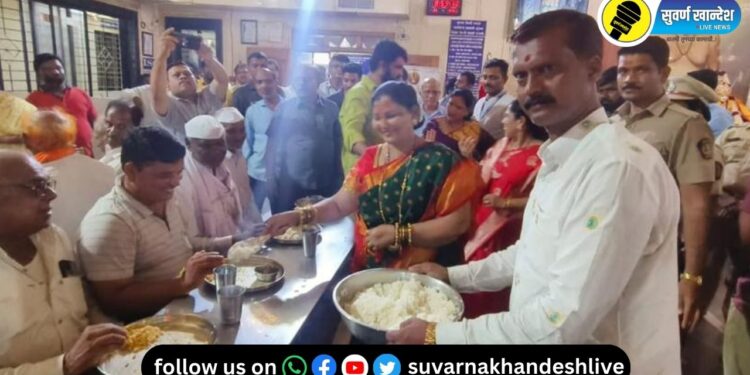 भाविकांना प्रसाद वाढताना मुख्यमंत्री एकनाथ शिंदे यांच्या पत्नी लता शिंदे.