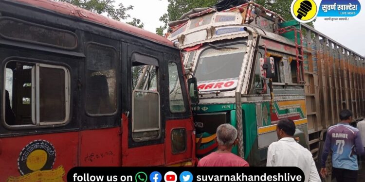 एसटी बस आणि ट्रकची समोरासमोर धडक