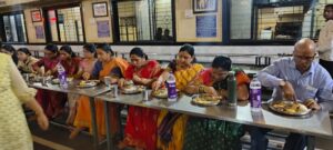 सर्वसामान्य भक्तांसोबत बसून प्रसाद ग्रहण करताना मुख्यमंत्री एकनाथ शिंदे यांच्या पत्नी लता शिंदे.