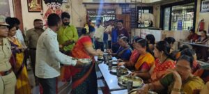 भाविकांना प्रसाद वाढताना मुख्यमंत्री एकनाथ शिंदे यांच्या पत्नी लता शिंदे.