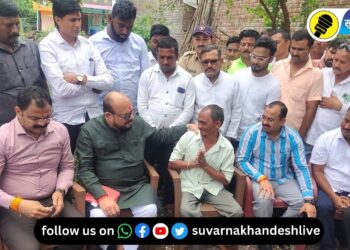 आज जळगाव जिल्ह्याचे पालकमंत्री गुलाबराव पाटील यांनी गोंडगाव येथे पिडिताच्या कुटुंबीयांची सात्वंनपर भेट घेतली.