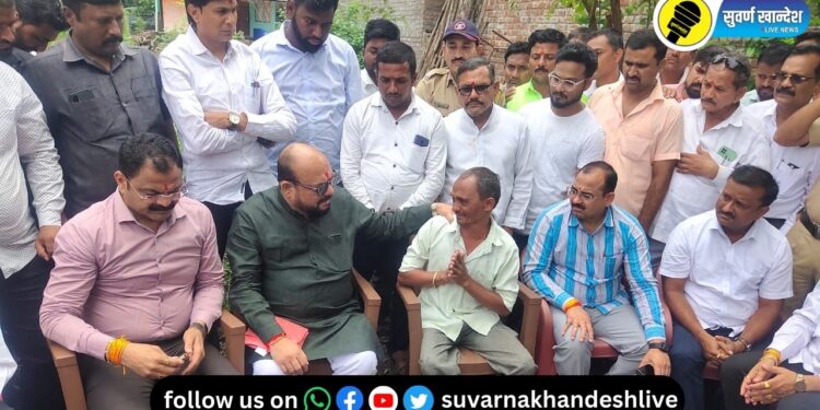 आज जळगाव जिल्ह्याचे पालकमंत्री गुलाबराव पाटील यांनी गोंडगाव येथे पिडिताच्या कुटुंबीयांची सात्वंनपर भेट घेतली.