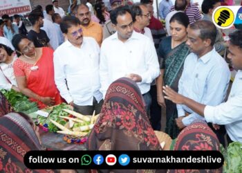 रानभाजी महोत्सवात जिल्हाधिकारी आयुष प्रसाद, आमदार सुरेश भोळे आणि इतर मान्यवर.