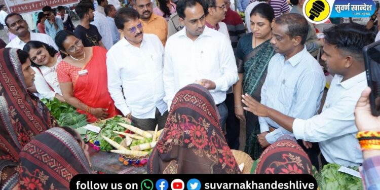 रानभाजी महोत्सवात जिल्हाधिकारी आयुष प्रसाद, आमदार सुरेश भोळे आणि इतर मान्यवर.