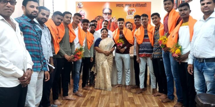 भडगाव तालुक्यातील युवकांची भारत मातेच्या रक्षणासाठी निवड; शिवसेना नेत्या वैशाली सुर्यवंशी यांच्या हस्ते झाला सत्कार