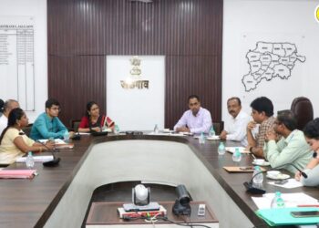 रेल्वे ट्रॅकवरील आत्महत्यांसंदर्भात बैठक; जिल्हाधिकारी आयुष प्रसाद यांनी दिले महत्वाचे आदेश