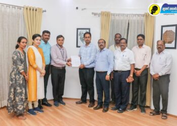 जळगाव जिल्ह्यात चाललंय काय? वाळू तस्कराचा महसूल महिला अधिकाऱ्यावर हल्ला; जिल्हाधिकारी आयुष प्रसाद यांचे कारवाईचे आदेश