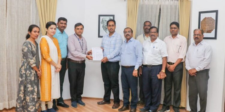 जळगाव जिल्ह्यात चाललंय काय? वाळू तस्कराचा महसूल महिला अधिकाऱ्यावर हल्ला; जिल्हाधिकारी आयुष प्रसाद यांचे कारवाईचे आदेश