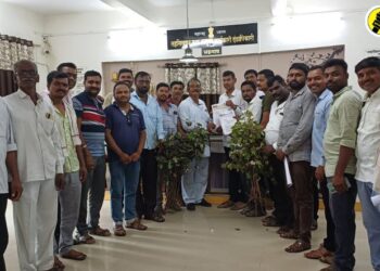 शेतकऱ्याची अवस्था बिकट, मोबदला मिळवून द्यावा, प्रहार संघटना आणि शेतकऱ्यांचे भडगाव तहसिलदारांना निवेदन