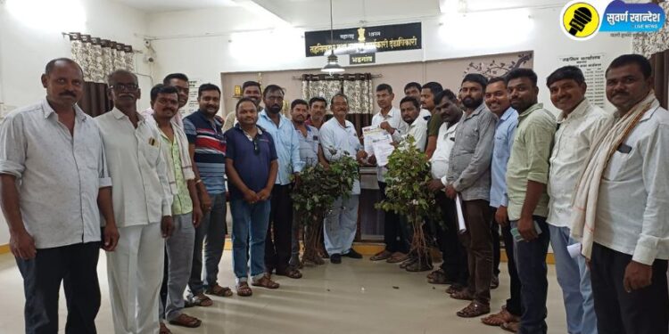 शेतकऱ्याची अवस्था बिकट, मोबदला मिळवून द्यावा, प्रहार संघटना आणि शेतकऱ्यांचे भडगाव तहसिलदारांना निवेदन