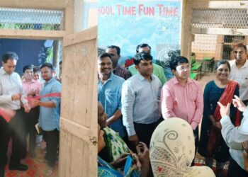 जिल्हाधिकारी आयुष प्रसाद रात्रशाळा उपक्रमाचे उद्घाटन उद्घाटन करताना व प्रौढांसोबत संवाद साधताना