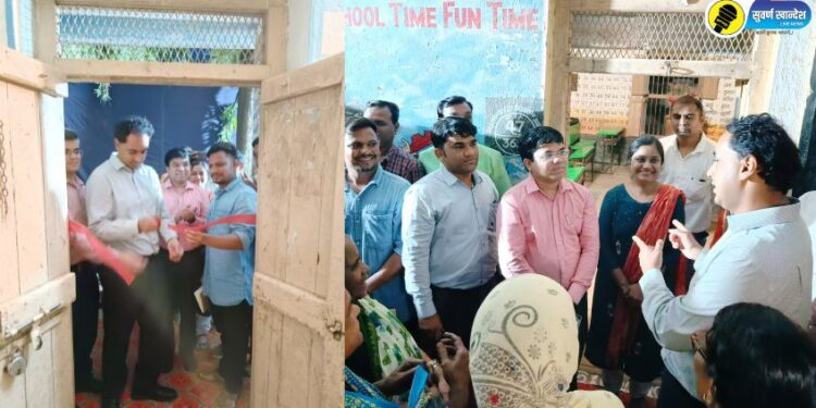 जिल्हाधिकारी आयुष प्रसाद रात्रशाळा उपक्रमाचे उद्घाटन उद्घाटन करताना व प्रौढांसोबत संवाद साधताना