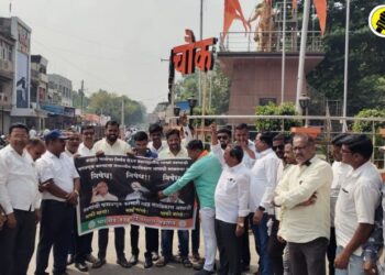 भाजप पदाधिकारी निषेध आंदोलन करताना