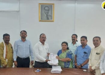 ठाकरे गटाच्या नेत्या वैशाली सुर्यवंशी निवेदन देताना