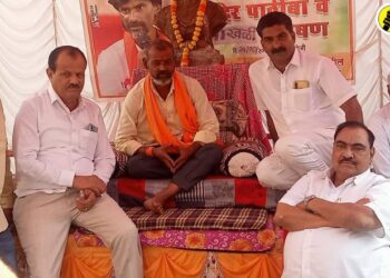 चाळीसगाव तालुक्यातील शिरसगाव येथे साखळी उपोषण, माजी मंत्री एकनाथ खडसे यांची उपोषणस्थळी भेट