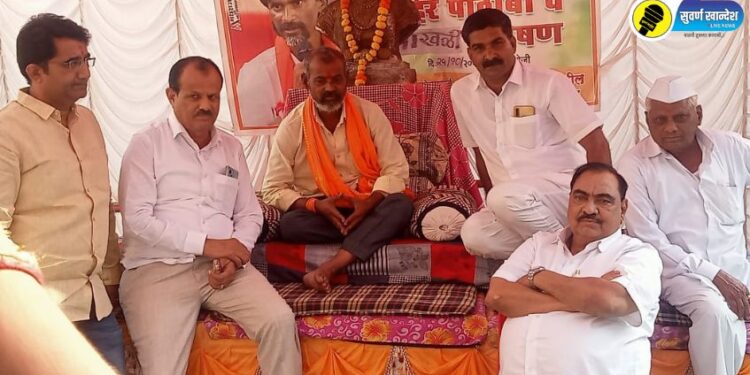 चाळीसगाव तालुक्यातील शिरसगाव येथे साखळी उपोषण, माजी मंत्री एकनाथ खडसे यांची उपोषणस्थळी भेट