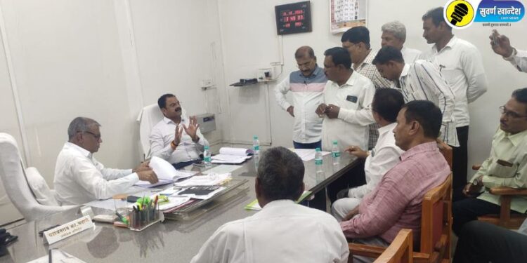 आमदार किशोर पाटील अधिक्षक अभियंता यशवंतराव भदाने यांच्यासोबत चर्चा करताना