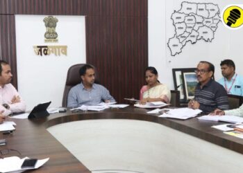 जिल्हाधिकारी आयुष प्रसाद आढावा बैठकीत अधिकाऱ्यांसोबत संवाद साधताना..