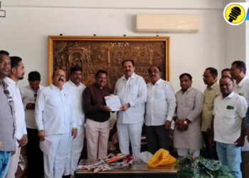 मंत्री अनिल पाटील यांच्या हस्ते नवनियुक्त पाचोरा-भडगाव विधानसभाक्षेत्र प्रमुख प्रा. भागवत महलपुरे नियुक्तीपत्र स्विकारतांना