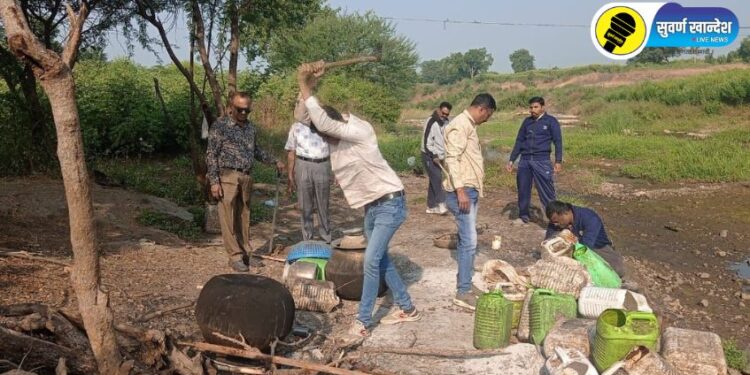 हातभट्टी दारू निर्मितीच्या ठिकाणी कारवाई करताना पोलीस अधिकारी