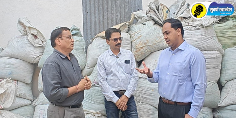 खरेदी प्रक्रिया व शेतकऱ्यांच्या अडचणी समजून घेताना जिल्हाधिकारी आयुष प्रसाद