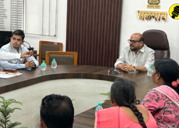 पालकमंत्री गुलाबराव पाटील बैठकीत बोलताना