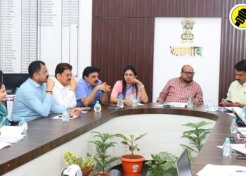 जळगाव जिल्हाधिकारी कार्यालयात आयोजित केलेल्या बैठकीत बोलताना गुलाबराव पाटील व इतर लोकप्रतिनिधी व अधिकारी