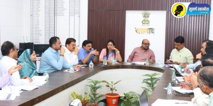 जळगाव जिल्हाधिकारी कार्यालयात आयोजित केलेल्या बैठकीत बोलताना गुलाबराव पाटील व इतर लोकप्रतिनिधी व अधिकारी