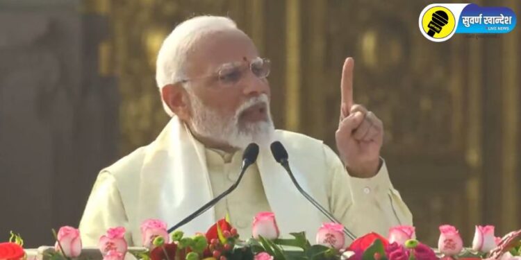 पंतप्रधान नरेंद्र मोदी उपस्थितांना संबोधित करताना