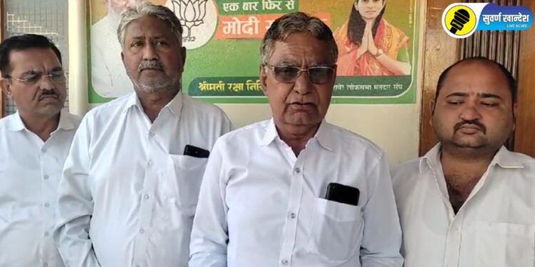 चोपडा पं.स.चे माजी सभापती आत्माराम म्हाळके माहिती देताना