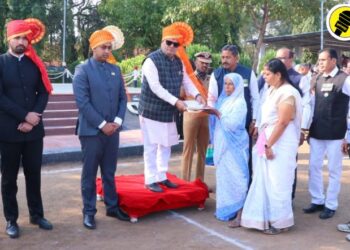 नगरदेवळा येथील ऑपरेशन रक्षक मोहीमेत शहीद झालेल्या जवानाच्या वीर मातेला मिळाली शासकीय जमीन