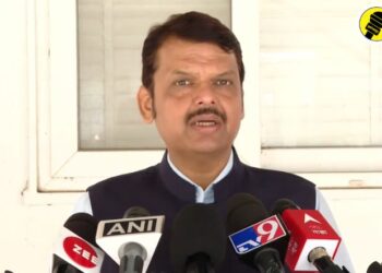 गोळीबार प्रकरणानंतर विरोधक आक्रमक, गृहमंत्र्यांच्या राजीनाम्याची मागणीवर फडणवीसांनी दिले प्रत्युत्तर