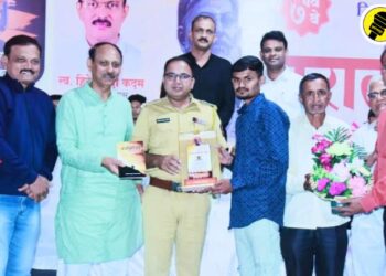 युवा लेखक ऋषीकेश पाटीलचा अप्पर पोलीस अधीक्षकांच्या हस्ते विशेष सन्मान, स्वप्नांचा जीवनप्रवास पुस्तक लिखाणाबद्दल गौरव