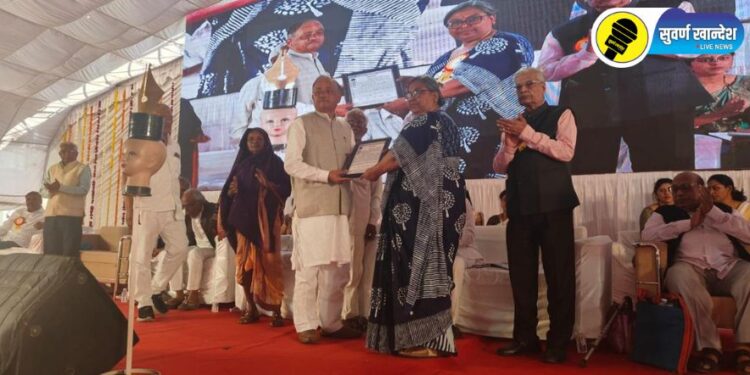 लासगावचे सुपुत्र खलील देशमुख जीवनगौरव पुरस्काराने सन्मानित, अमळनेर येथे विद्रोही साहित्य संमेलनात झाला सन्मान