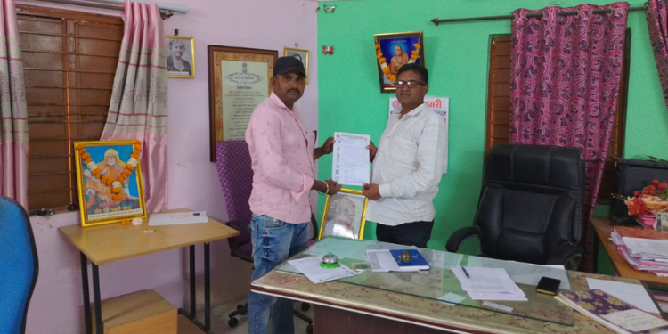 आखतवाड्याचे उपसरपंच दीपक गढरी गटशिक्षणाधिकाऱ्यांना निवदेन देताना