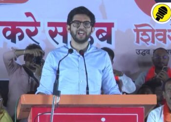 आदित्य ठाकरे उपस्थितांना संबोधित करताना