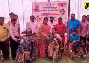 Parola News : पारोळा तालुक्यातील नोंदणीकृत दिव्यांग बांधवांना साहित्याचे वाटप