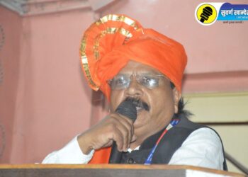 मानवाधिकारचे महाराष्ट्र राज्य अध्यक्ष शशिकांत दुसाने उपस्थितांना संबोधित करताना