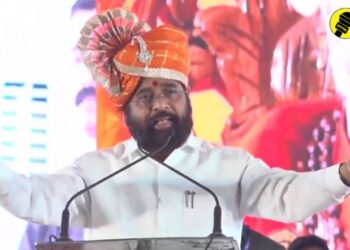 मुख्यमंत्री एकनाथ शिंदे उपस्थितांना संबोधित करताना