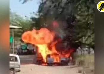 ओमनीने अचानक पेट घेतल्याने दोन गाड्या जळून खाक, पारोळा शहरातील घटना